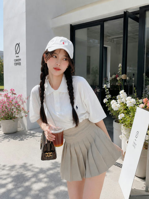 咖啡馆门前俏皮甜美的日系少女 - AI图片提示词示例