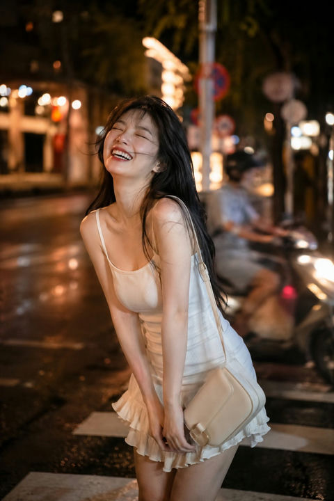 街头欢笑的东亚女孩白色吊带裙夜景 - AI图片提示词示例
