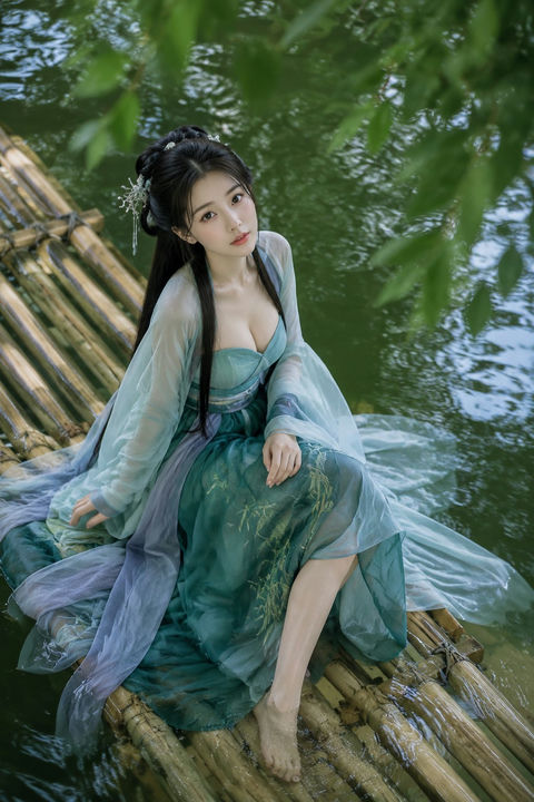 俯拍竹筏古风女子青绿意境人像 - AI图片提示词示例