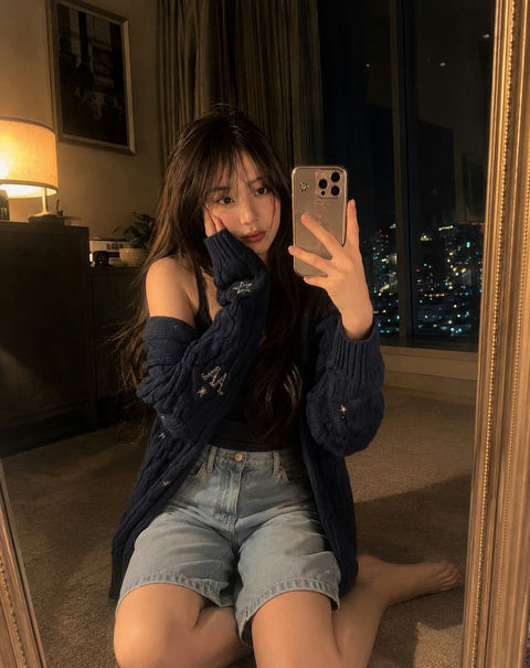 黄金时刻镜前自拍的少女写实摄影 - AI图片提示词示例