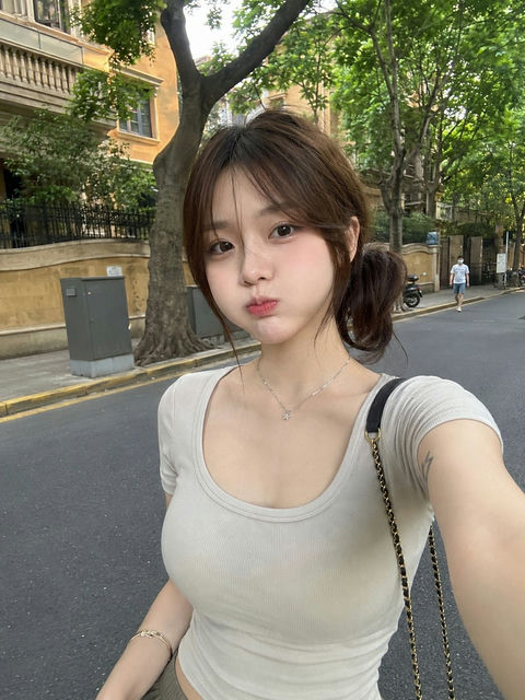 手机实拍街拍东亚美女侧马尾 - AI图片提示词示例