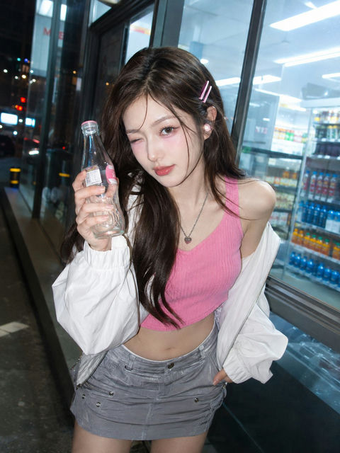 Y2K元气甜酷便利店CCD抓拍写真 - AI图片提示词示例