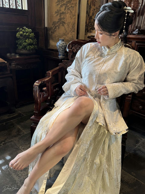 明代王府贵女午后手机抓拍真实生活记录 - AI图片提示词示例