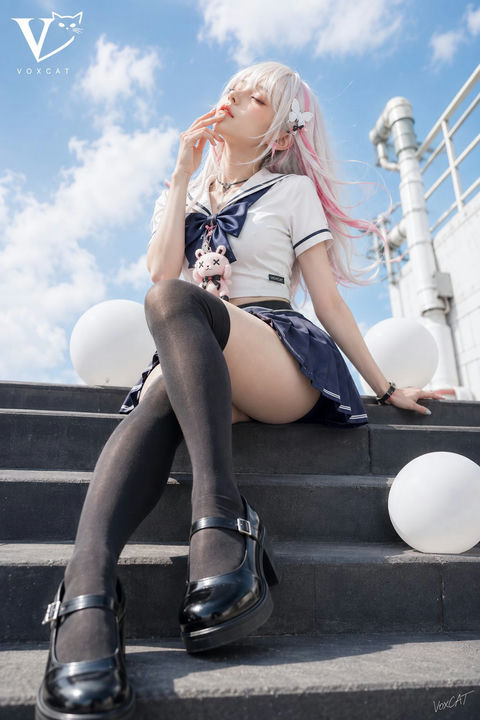 夏日蓝天日系水手服低机位清透写真 - AI图片提示词示例