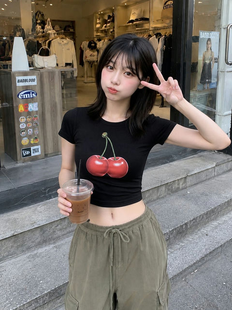 时尚精品店外的日本少女手机直拍 - AI图片提示词示例