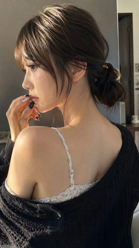 偶像风日系少女斜后侧颜特写 - AI图片提示词示例