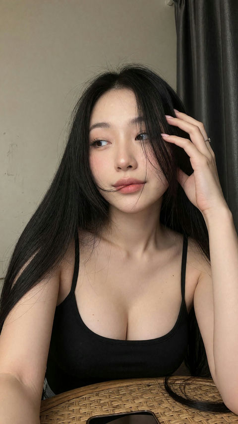 黑色吊带背心东亚年轻女性自拍特写 - AI图片提示词示例