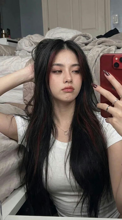 超写实镜面自拍长发女性写真 - AI图片提示词示例