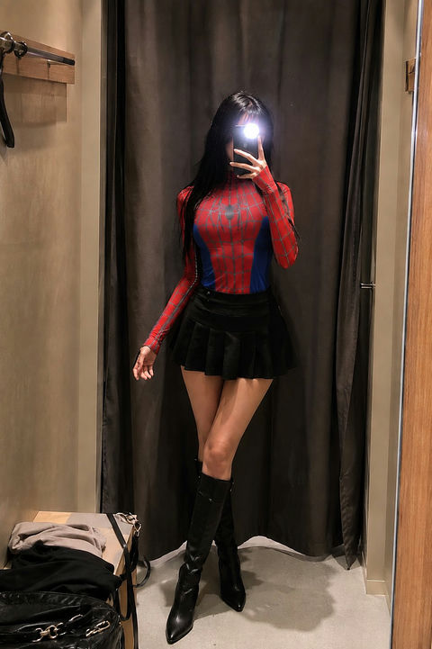 试衣间蜘蛛侠紧身衣少女自拍 - AI图片提示词示例