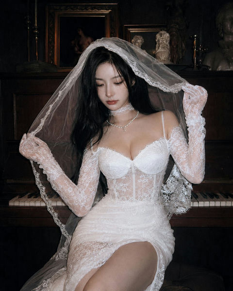 复古胶片质感钢琴少女蕾丝婚纱人像 - AI图片提示词示例