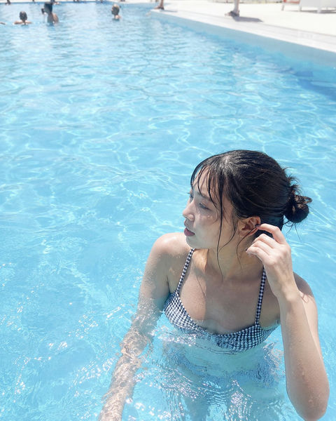 盛夏室外泳池女性生活感手机快照 - AI图片提示词示例