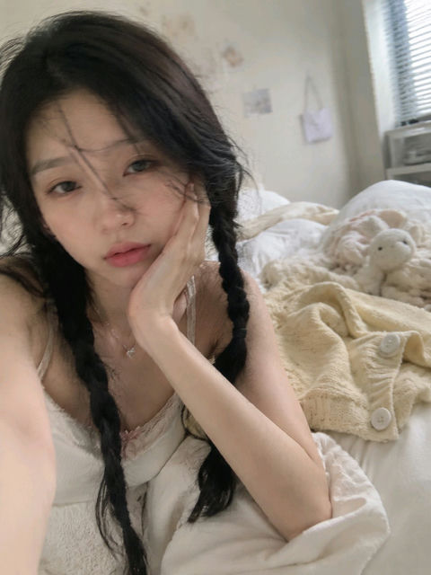 梦核氛围奶白色调麻花辫女生自拍 - AI图片提示词示例