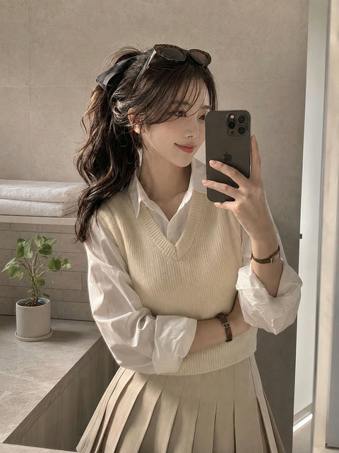 柔光浴室镜前自拍学院风少女 - AI图片提示词示例