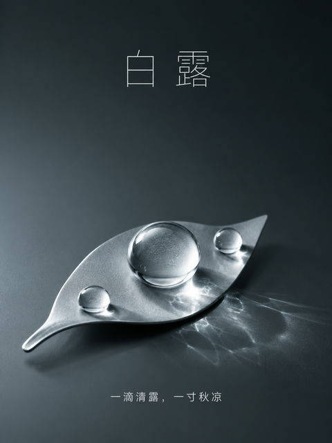 晶莹白露：深青背景下的极简透明玻璃美学 - AI图片提示词示例