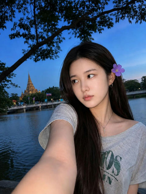 业余质感长发女子户外自拍人像 - AI图片提示词示例
