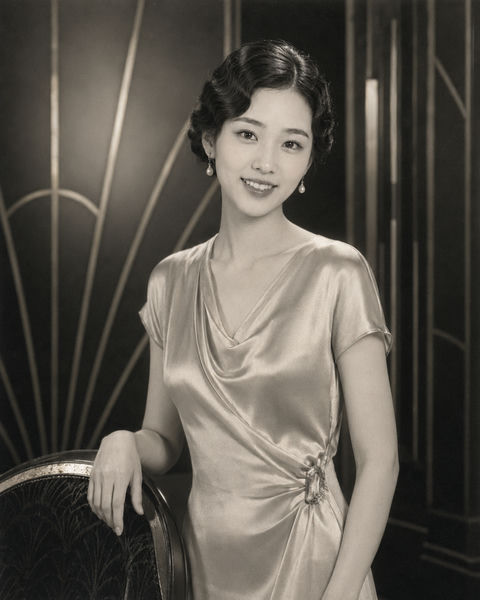 1930年代装饰艺术黑金风华肖像 - AI图片提示词示例