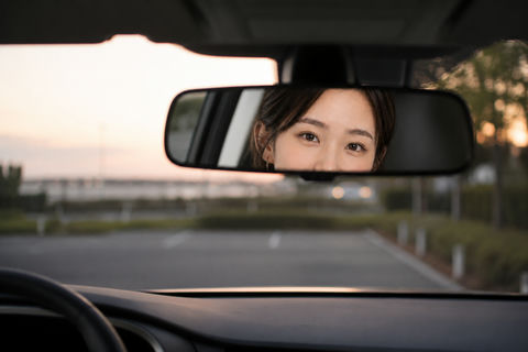 暮色后视镜里的深邃眼神人像特写 - AI图片提示词示例