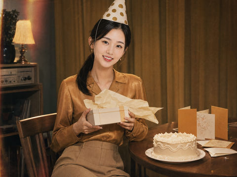 复古七零年代生日派对纪实写真 - AI图片提示词示例