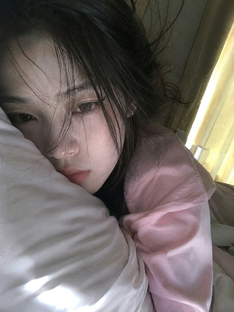 清晨刚醒手机前置自拍冷白皮女生 - AI图片提示词示例