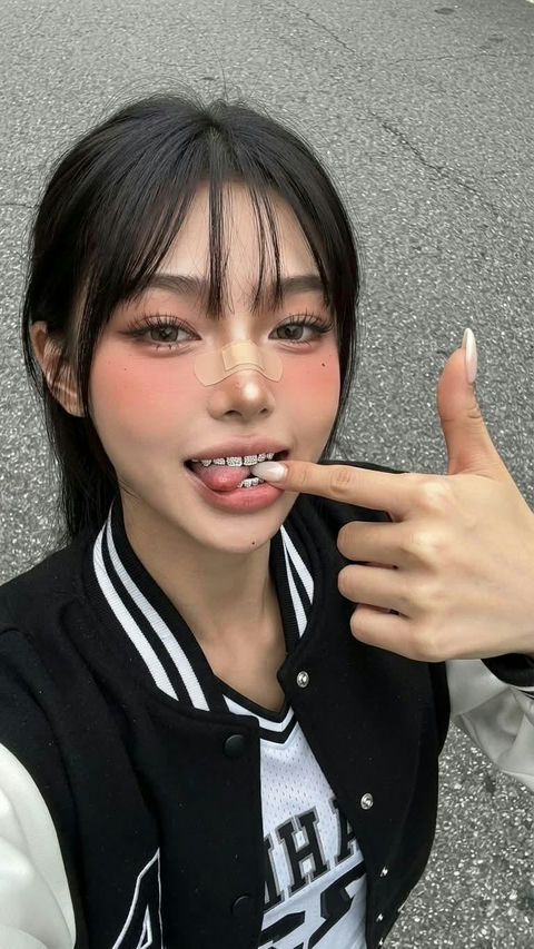 超写实抖音风少女户外自拍人像 - AI图片提示词示例