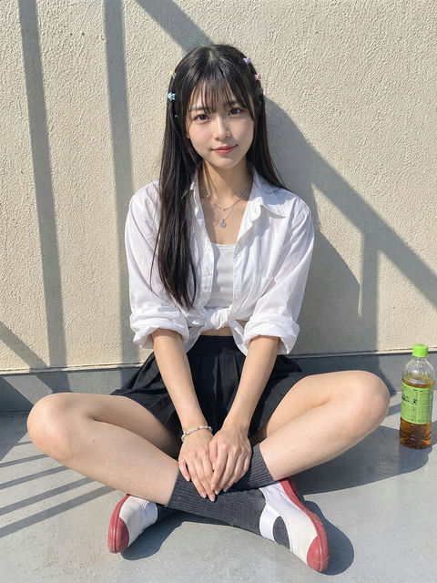 盛夏屋顶日光下的成年日本女性人像快照 - AI图片提示词示例