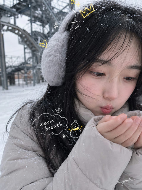 冬日公园雪地可爱少女手机摄影 - AI图片提示词示例