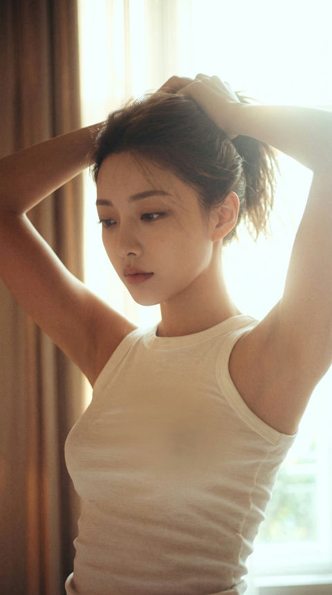 窗边整理头发的真实感女性纵向胶片人像 - AI图片提示词示例