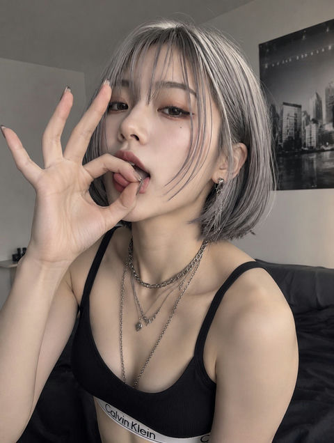 室内单手OK手势吐舌CK写真 - AI图片提示词示例
