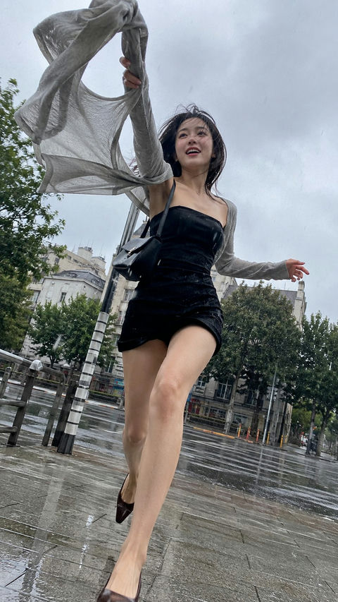 20岁时尚女性雨中街头动感抓拍 - AI图片提示词示例