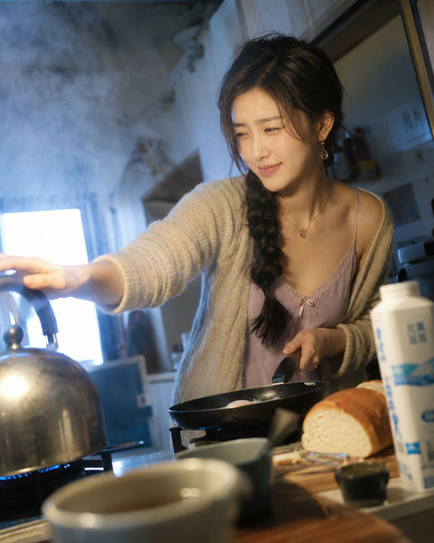 晨光厨房里的真实烟火气瞬间 - AI图片提示词示例