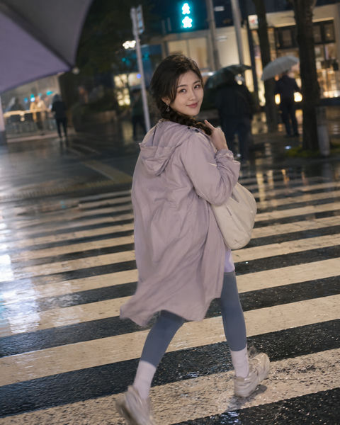 雨后街头绿灯亮起时的回眸瞬间 - AI图片提示词示例