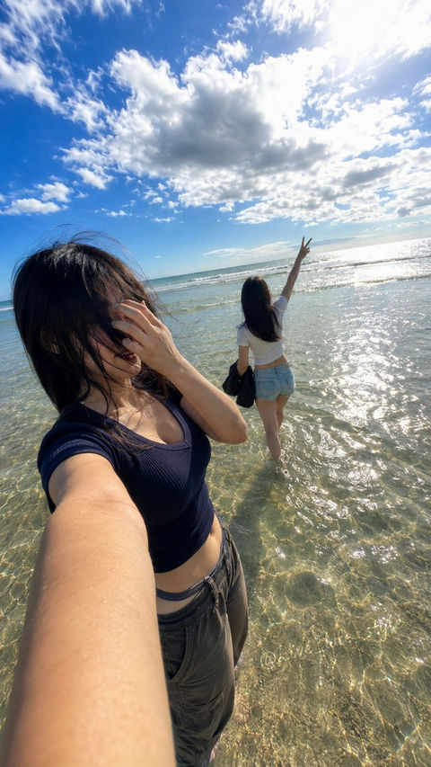 盛夏海边浅滩双人手机超广角自拍 - AI图片提示词示例