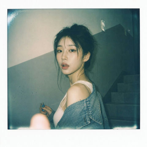 拍立得昏暗楼梯间抓拍韩系少女 - AI图片提示词示例