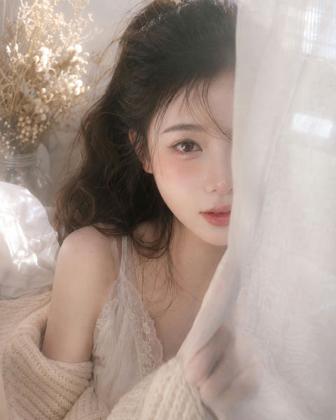 韩系梦核私密写真柔雾奶油风 - AI图片提示词示例