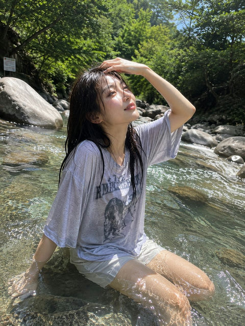 夏日清透溪流中的东亚女性写实人像 - AI图片提示词示例