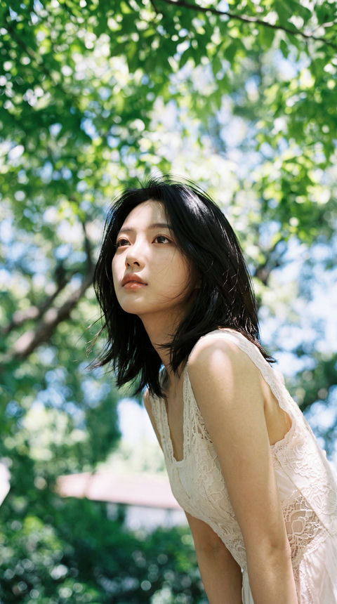户外树下仰望的白裙女子写实人像 - AI图片提示词示例