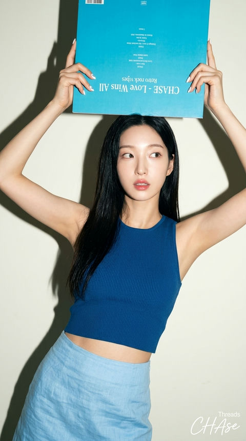 复古独立流行感蓝色LP少女写真 - AI图片提示词示例