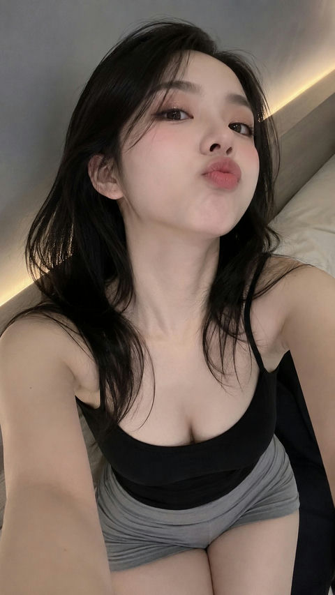 冷白皮台湾女孩搞怪鸭子嘴仰头自拍 - AI图片提示词示例