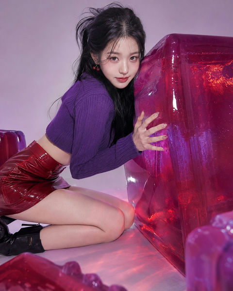 巨型樱桃果冻甜酷女性时装写真 - AI图片提示词示例