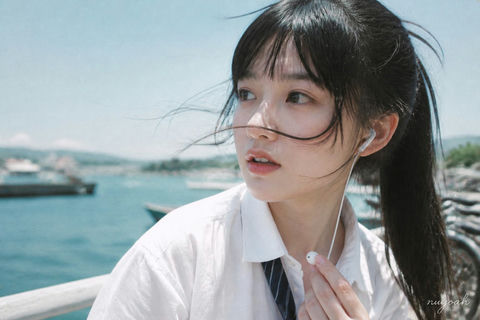 盛夏海港风吹碎发写真 - AI图片提示词示例