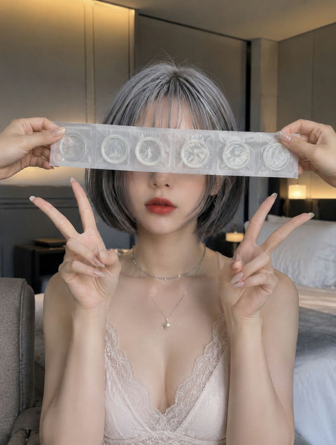 酒店PeachJohn风格六手避孕套遮眼 - AI图片提示词示例