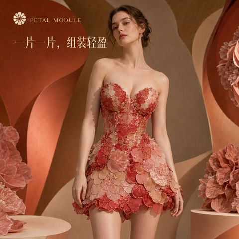 胭脂花瓣拼贴：高定解构美学时尚大片 - AI图片提示词示例