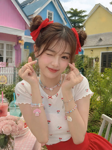 梦幻粉彩邻里间的可爱少女写实人像 - AI图片提示词示例