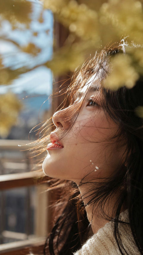 阳光下侧颜的东亚年轻女子肖像 - AI图片提示词示例