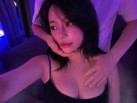 霓虹紫光下的东亚女性手机自拍人像 - AI图片提示词示例