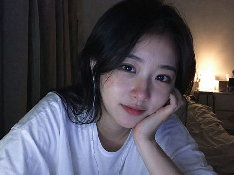韩系深夜视频通话女友低清摄像头质感 - AI图片提示词示例
