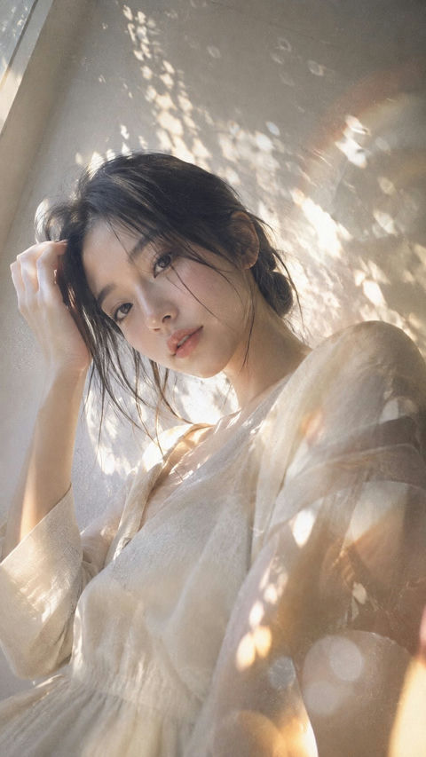 唯美文艺室内少女人像 - AI图片提示词示例