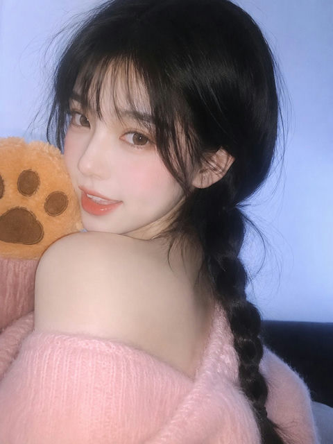 CCD低清自拍感粉色毛绒针织甜美美女 - AI图片提示词示例