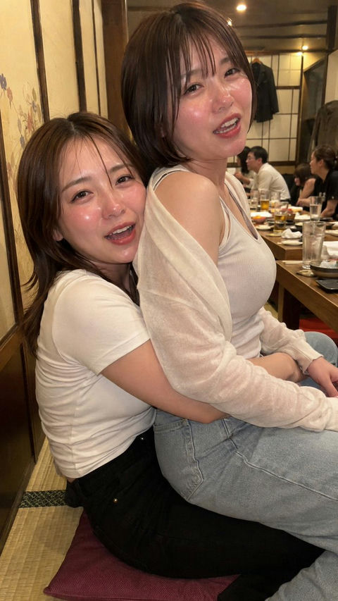 居酒屋榻榻米醉酒女性第一人称侧拍快照 - AI图片提示词示例