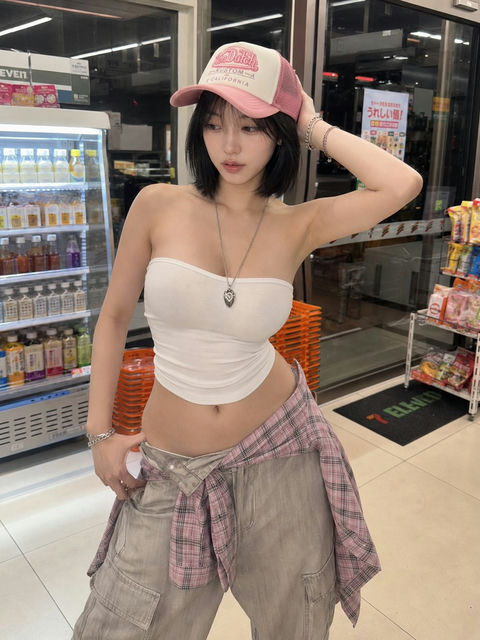 韩国女性便利店Y2K风格手机随拍 - AI图片提示词示例